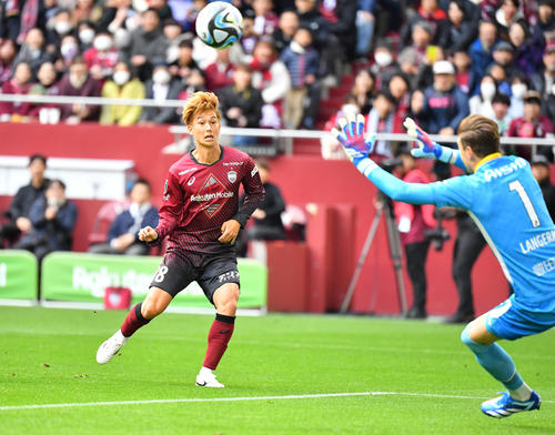 神戸対名古屋　前半、先制ゴールを決める神戸井出（撮影・清水貴仁）