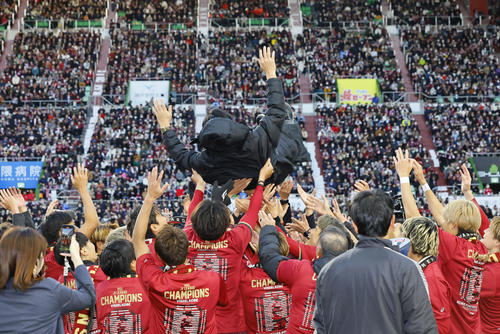 神戸対名古屋　胴上げされる神戸吉田孝行監督（撮影・藤尾明華）