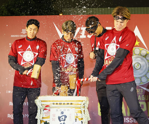 祝勝会で鏡割りをする、左から神戸武藤、大迫、前川、酒井（撮影・藤尾明華）