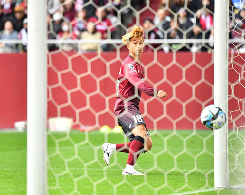 神戸対名古屋　前半、先制ゴールを決める神戸井出（撮影・清水貴仁）