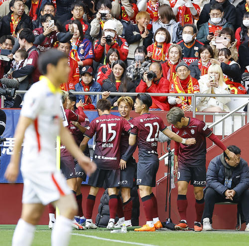 神戸対名古屋　前半、先制のゴールを決め喜ぶ神戸井出（中央）（撮影・藤尾明華）