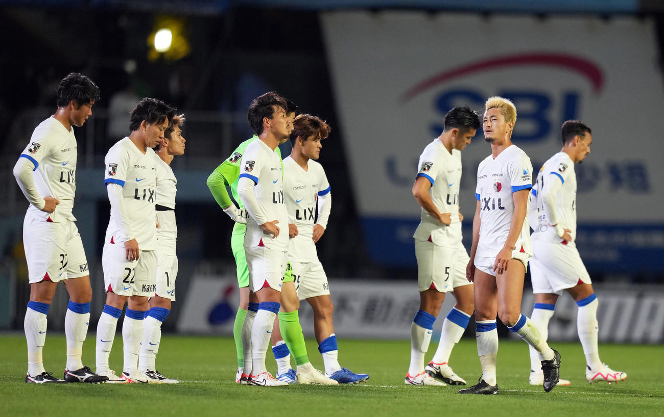 川崎F対鹿島　試合に敗れ、悔しそうな表情を見せる鈴木（手前右）ら鹿島の選手たち（撮影・狩俣裕三）