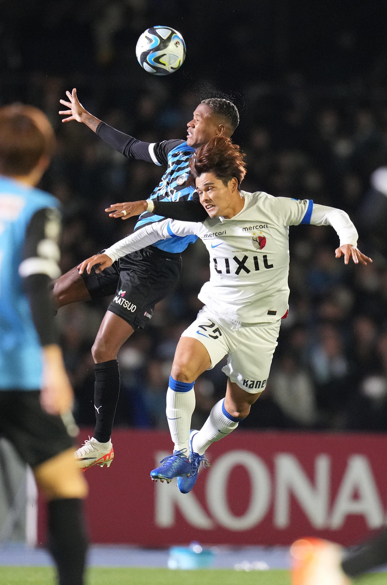 川崎F対鹿島　前半、川崎Fマルシーニョ（左）と競り合う鹿島佐野（撮影・狩俣裕三）