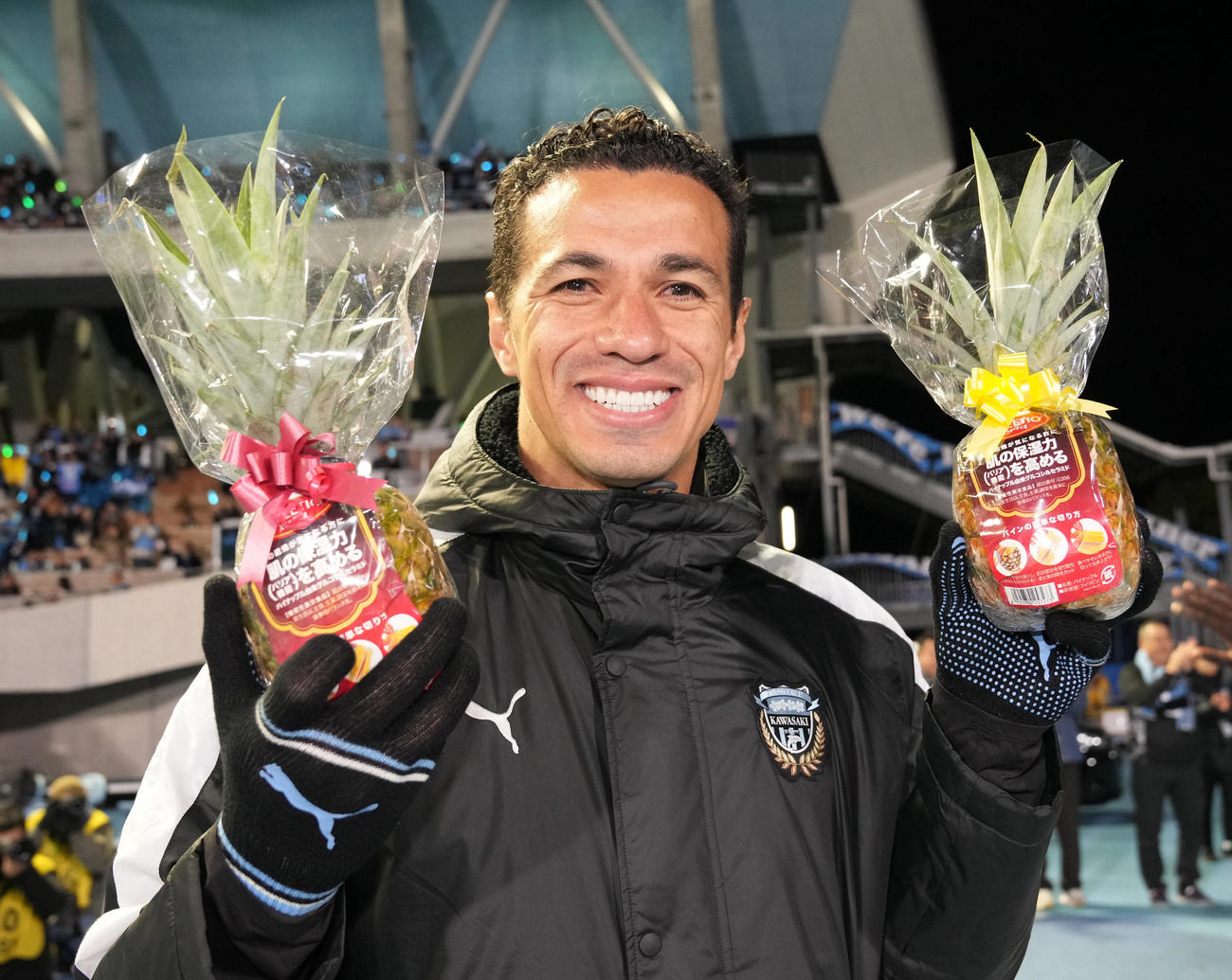 川崎F対鹿島　試合後、パイナップルを手に笑顔を見せる川崎Fレアンドロ・ダミアン（撮影・狩俣裕三）
