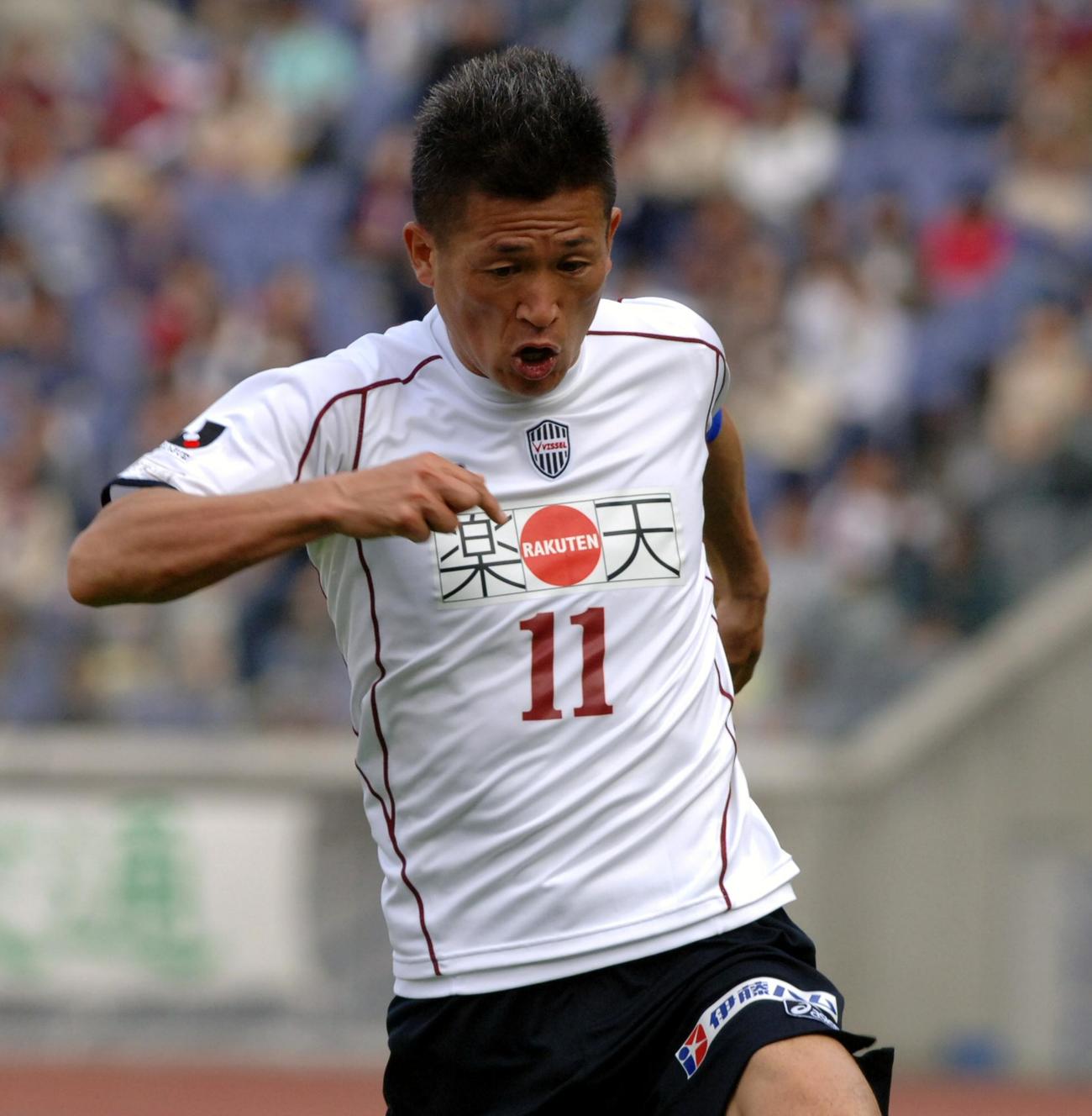 もの凄い勢いでドリブルで切り込む神戸・三浦知良（2005年4月10日）