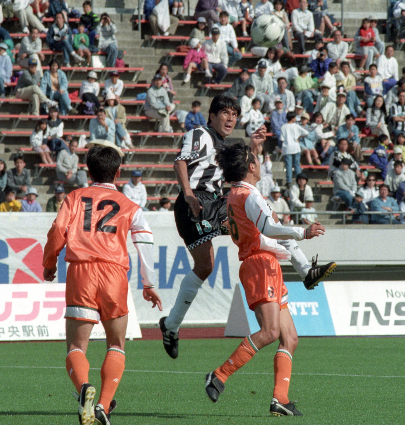 1996年5月5日、JFL・第3節　神戸対福島FC　後半42分、神戸FW永島昭浩（中央）がゴールを決める