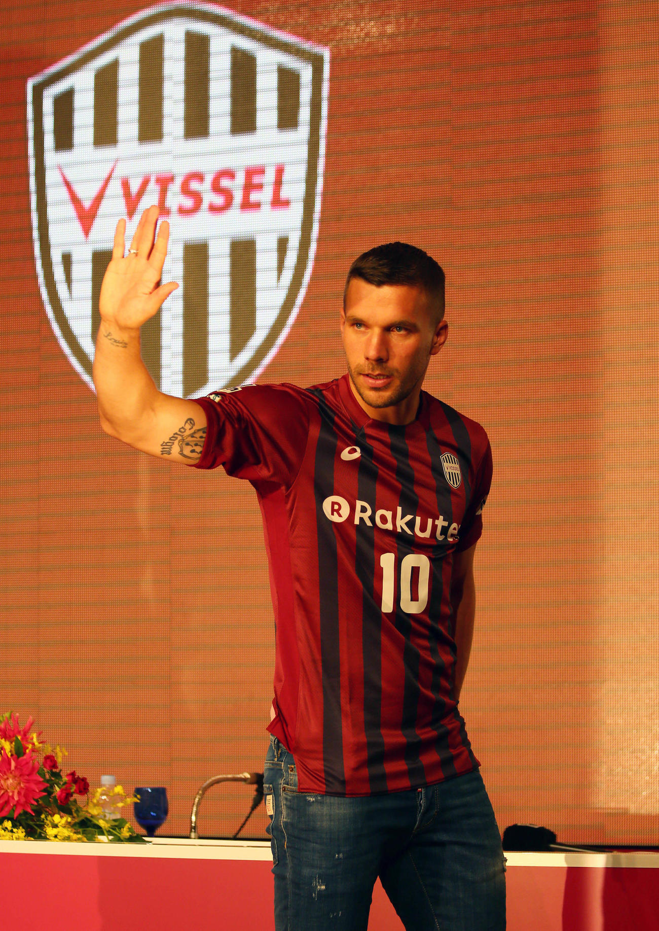 2017年7月6日、入団会見を行ったポドルスキはユニホーム姿で手を振る