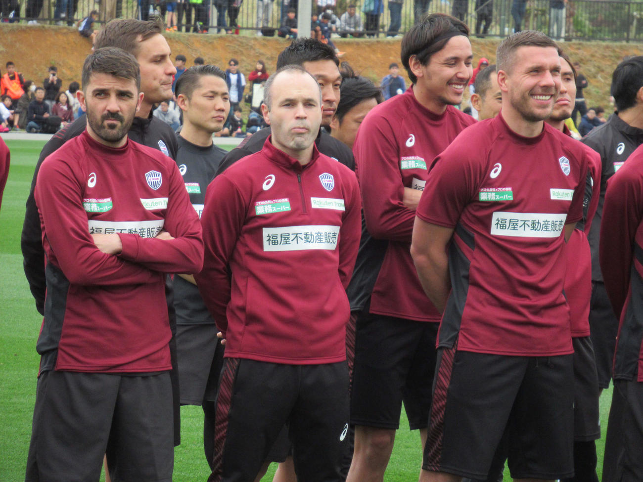 2018年2月10日、神戸の沖縄キャンプ初日の歓迎セレモニーに臨む、前列右からポドルスキ、イニエスタ、ビジャ