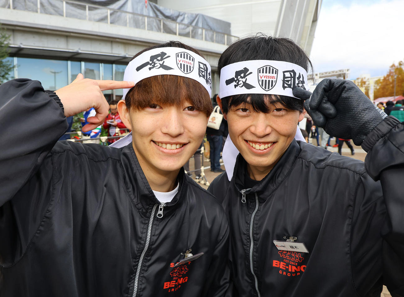 神戸対名古屋　「一致団結」のハチマキを巻いたスタジアムスタッフ（撮影・藤尾明華）