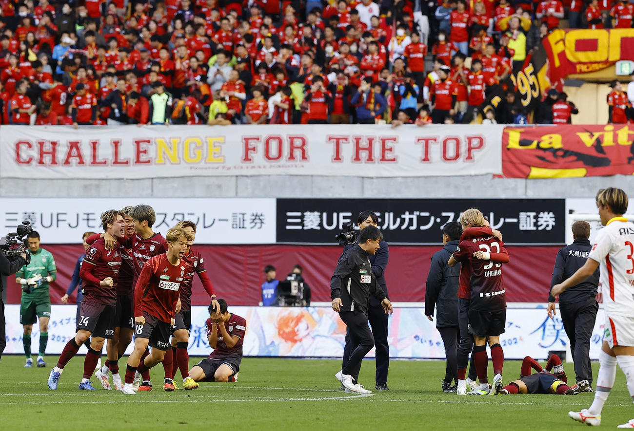 神戸対名古屋　J1王者に輝き、喜ぶ神戸イレブン（撮影・藤尾明華）