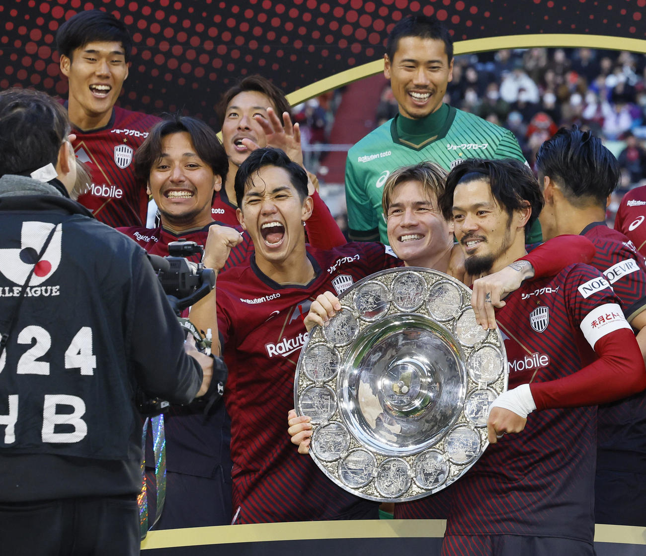 神戸対名古屋　J1王者に輝き、シャーレと手に喜ぶ（手前左から）神戸山口、酒井、武藤（撮影・藤尾明華）