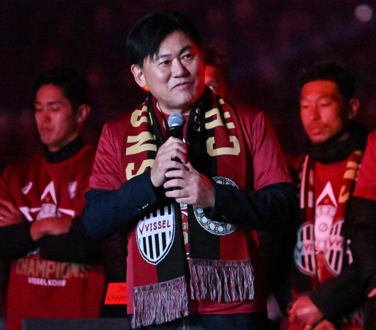 神戸対名古屋　試合後のセレモニーであいさつする三木谷会長（撮影・清水貴仁）