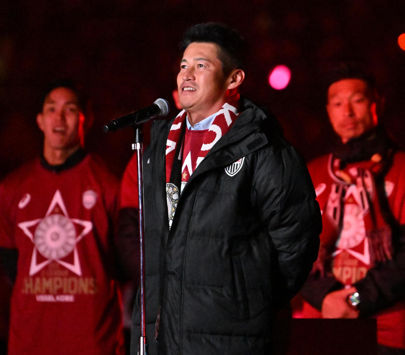 神戸対名古屋　試合後のセレモニーであいさつする吉田監督（撮影・清水貴仁）