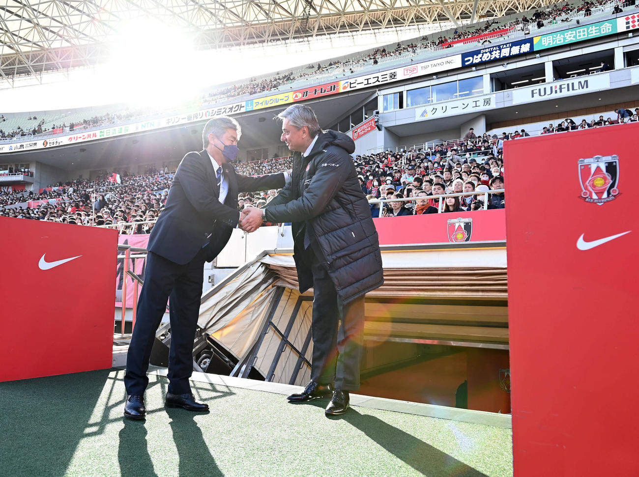 浦和対福岡　試合前、福岡長谷部監督（左）と握手を交わす浦和スコルジャ監督（撮影・たえ見朱実）