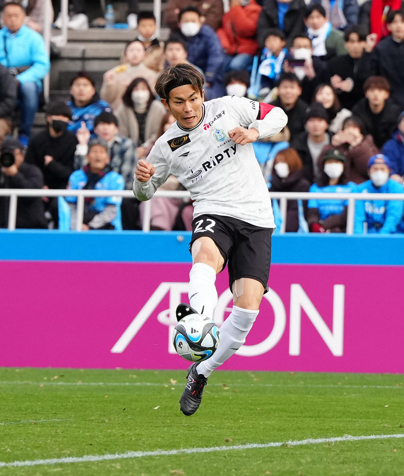 横浜FC対湘南　後半、先制ゴールを決める湘南大岩（撮影・江口和貴）
