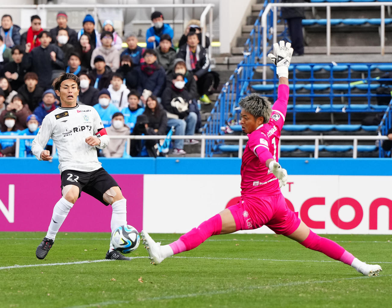 横浜FC対湘南　後半、先制ゴールを決める湘南大岩。右は横浜FCGK永井（撮影・江口和貴）