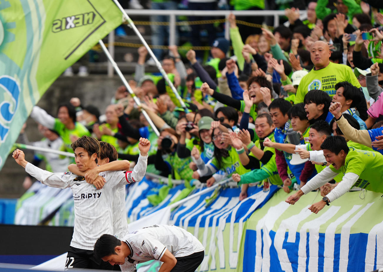 横浜FC対湘南　後半、先制ゴールを決め、サポーターと喜ぶ湘南大岩（手前左）（撮影・江口和貴）