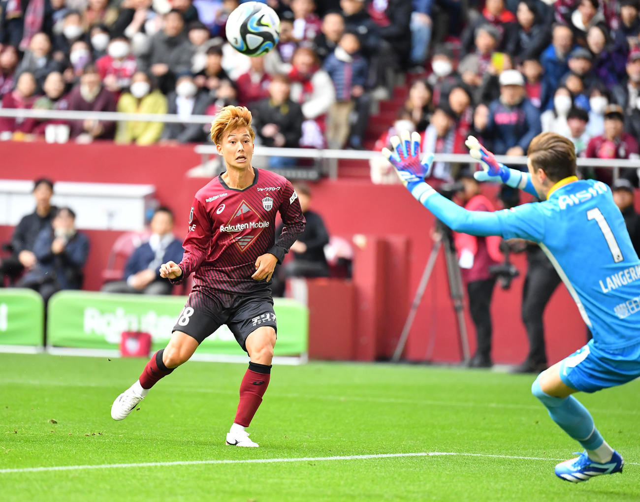 神戸対名古屋　前半、先制ゴールを決める神戸井出（撮影・清水貴仁）