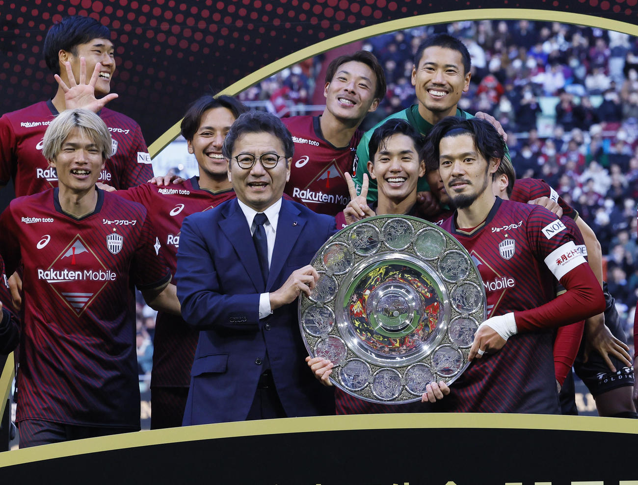 神戸対名古屋　J1王者に輝き、シャーレを贈られる神戸山口（撮影・藤尾明華）