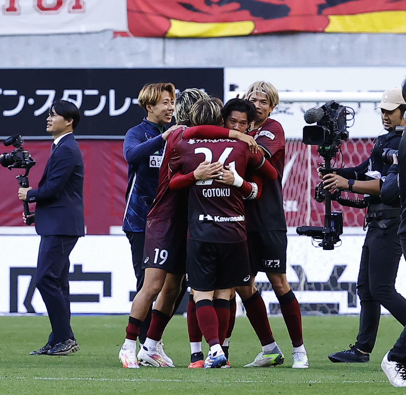 神戸対名古屋　J1王者に輝き、抱き合って喜ぶ山口ら神戸イレブン（撮影・藤尾明華）