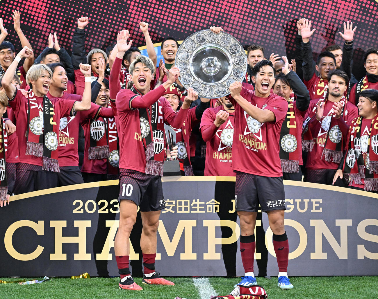 神戸対名古屋　優勝し喜ぶ神戸大迫勇也（前列左）、武藤嘉紀（同右）ら選手たち（撮影・清水貴仁）