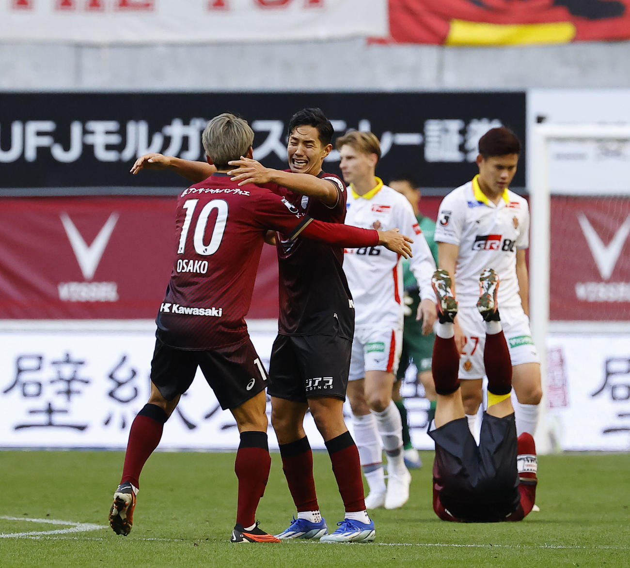 神戸対名古屋　J1王者に輝き、大迫と抱き合う神戸武藤（撮影・藤尾明華）