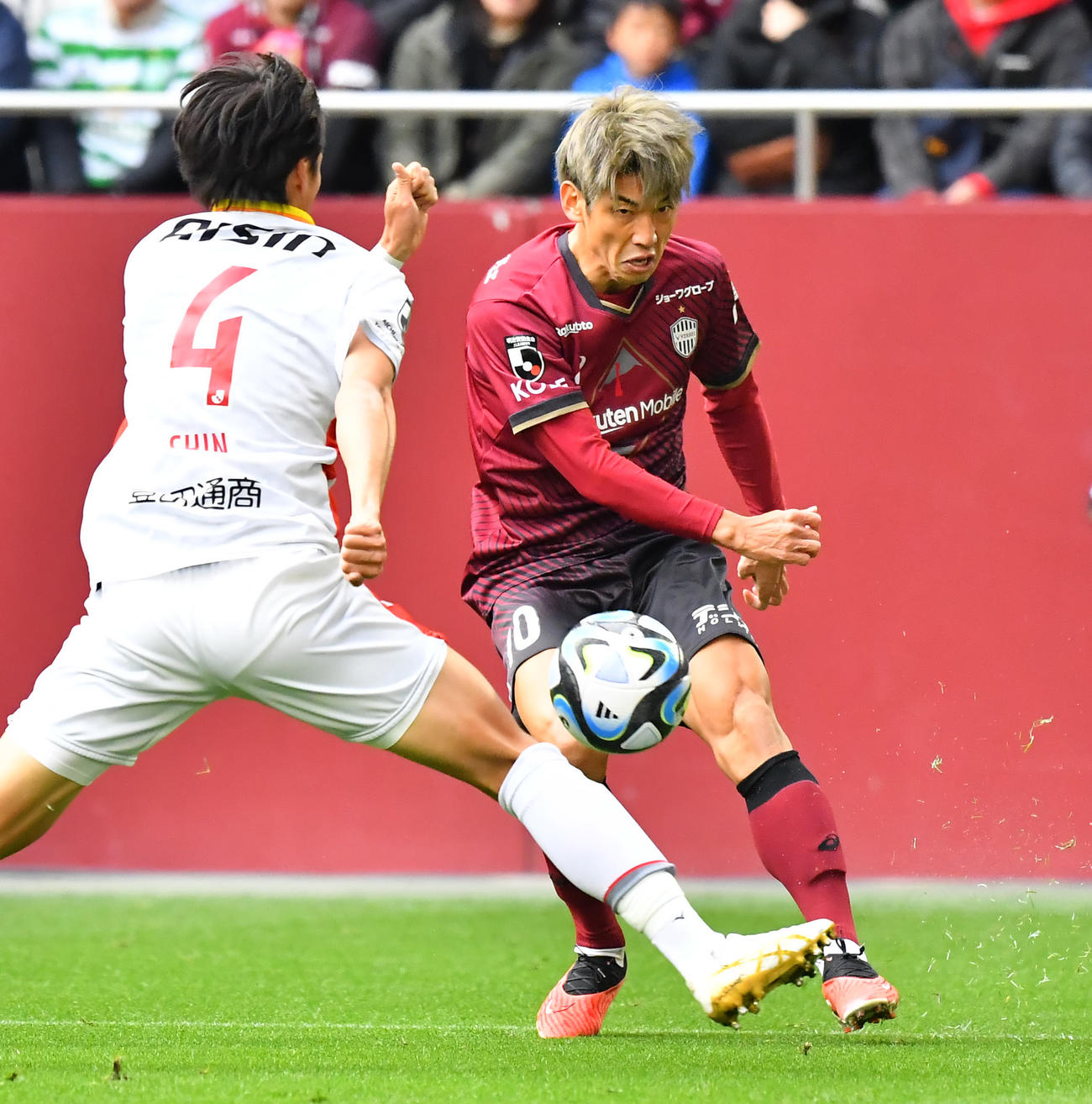 神戸対名古屋　前半、神戸武藤のゴールをしアシストする大迫（撮影・清水貴仁）