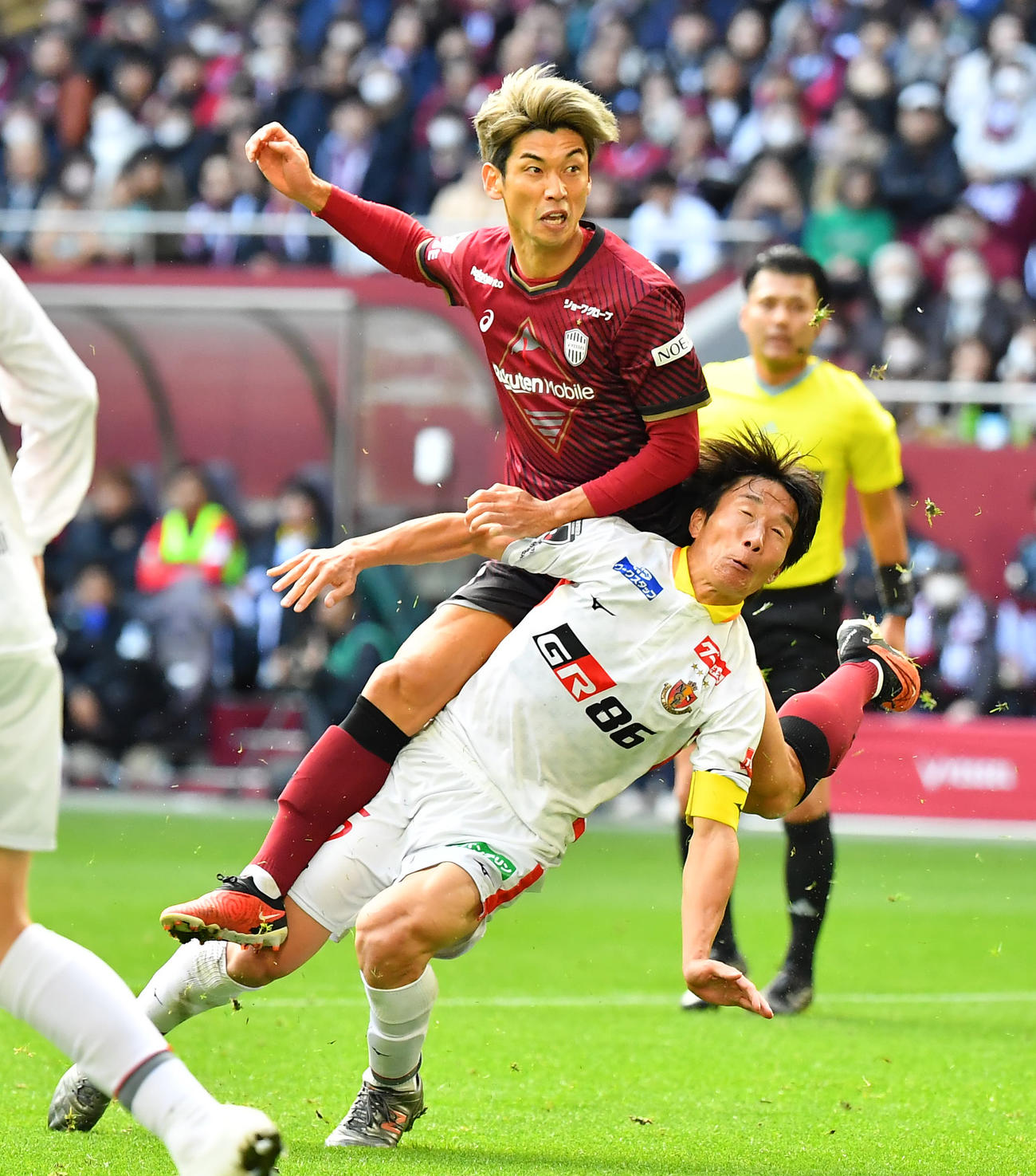 神戸対名古屋　前半、味方FKからゴールを狙う神戸大迫（上）（撮影・清水貴仁）