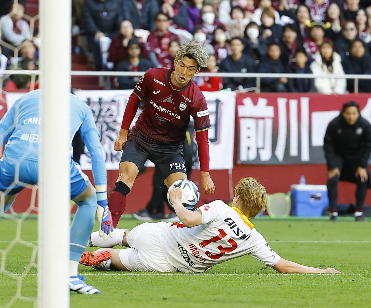 神戸対名古屋　後半、攻め込む神戸大迫（撮影・藤尾明華）