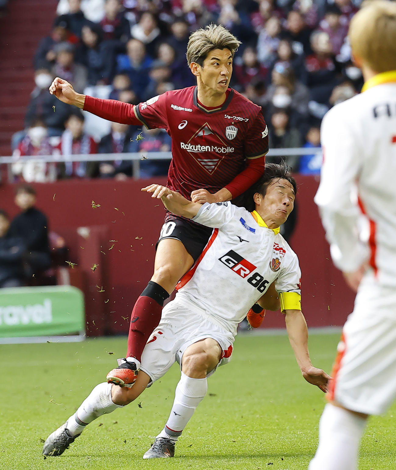 神戸対名古屋　前半、ゴールを狙う神戸大迫（撮影・藤尾明華）