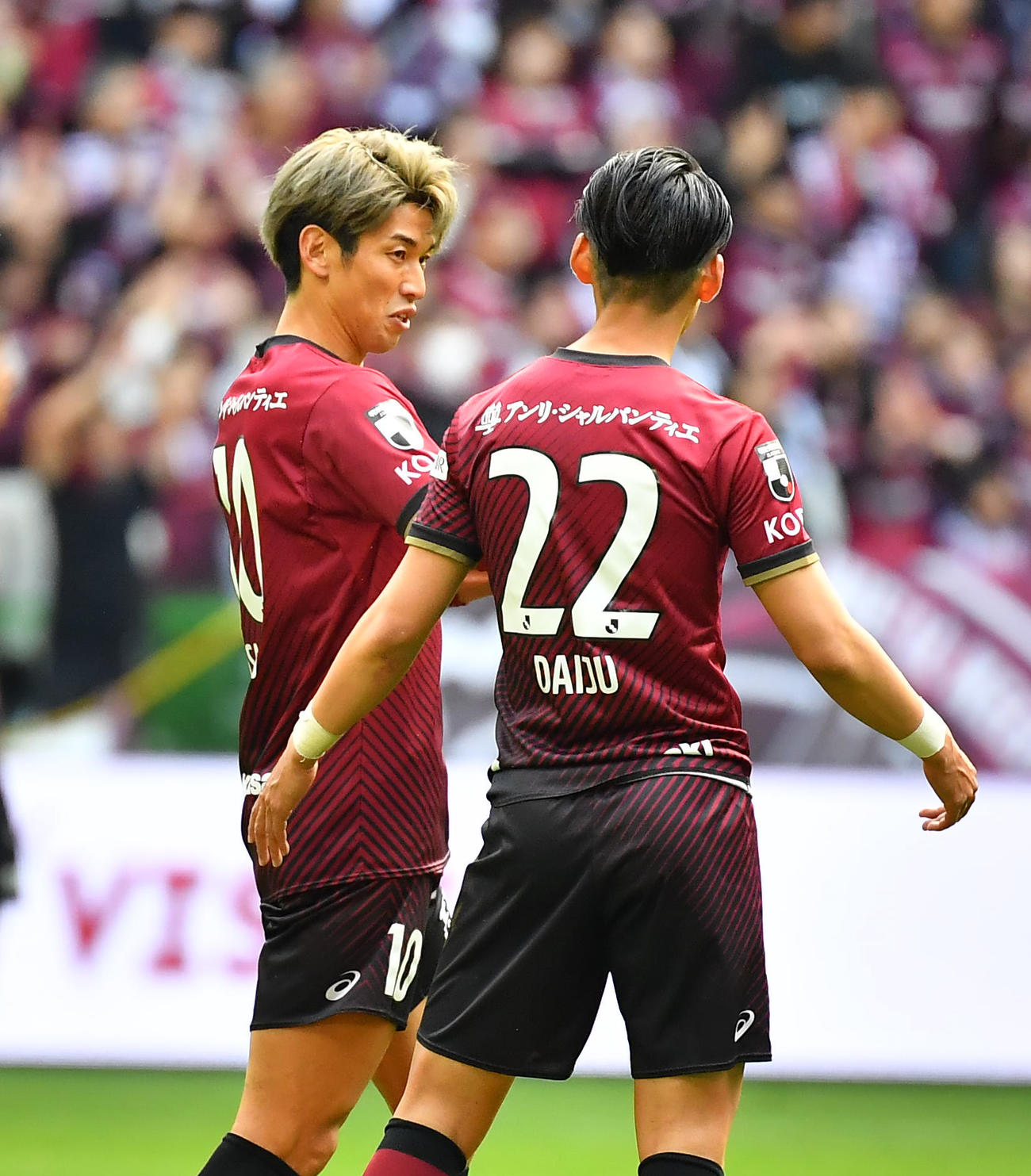 神戸対名古屋　前半、神戸佐々木（右）と話す大迫（撮影・清水貴仁）