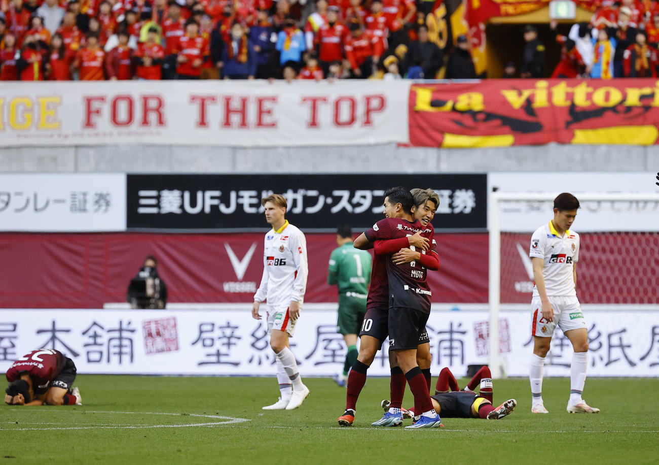 神戸対名古屋　優勝を決め抱き合う神戸大迫と武藤（撮影・藤尾明華）