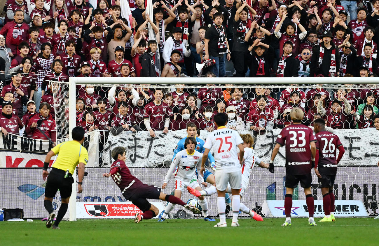 神戸対名古屋　後半、シュートを放つ神戸大迫（撮影・清水貴仁）