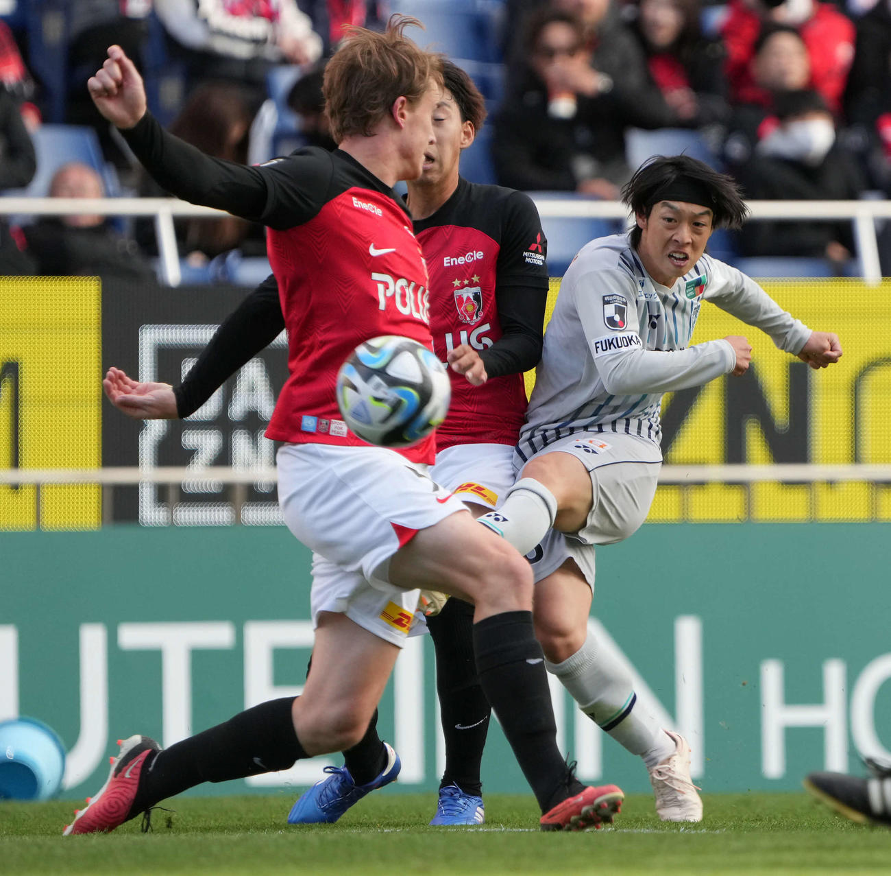 浦和対福岡　前半、シュートを放つ福岡紺野（撮影・たえ見朱実）