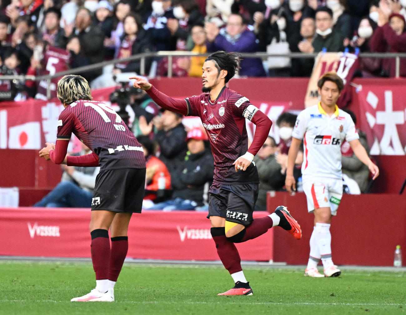 神戸対名古屋　後半、途中出場でピッチに入る神戸山口（中央）（撮影・清水貴仁）