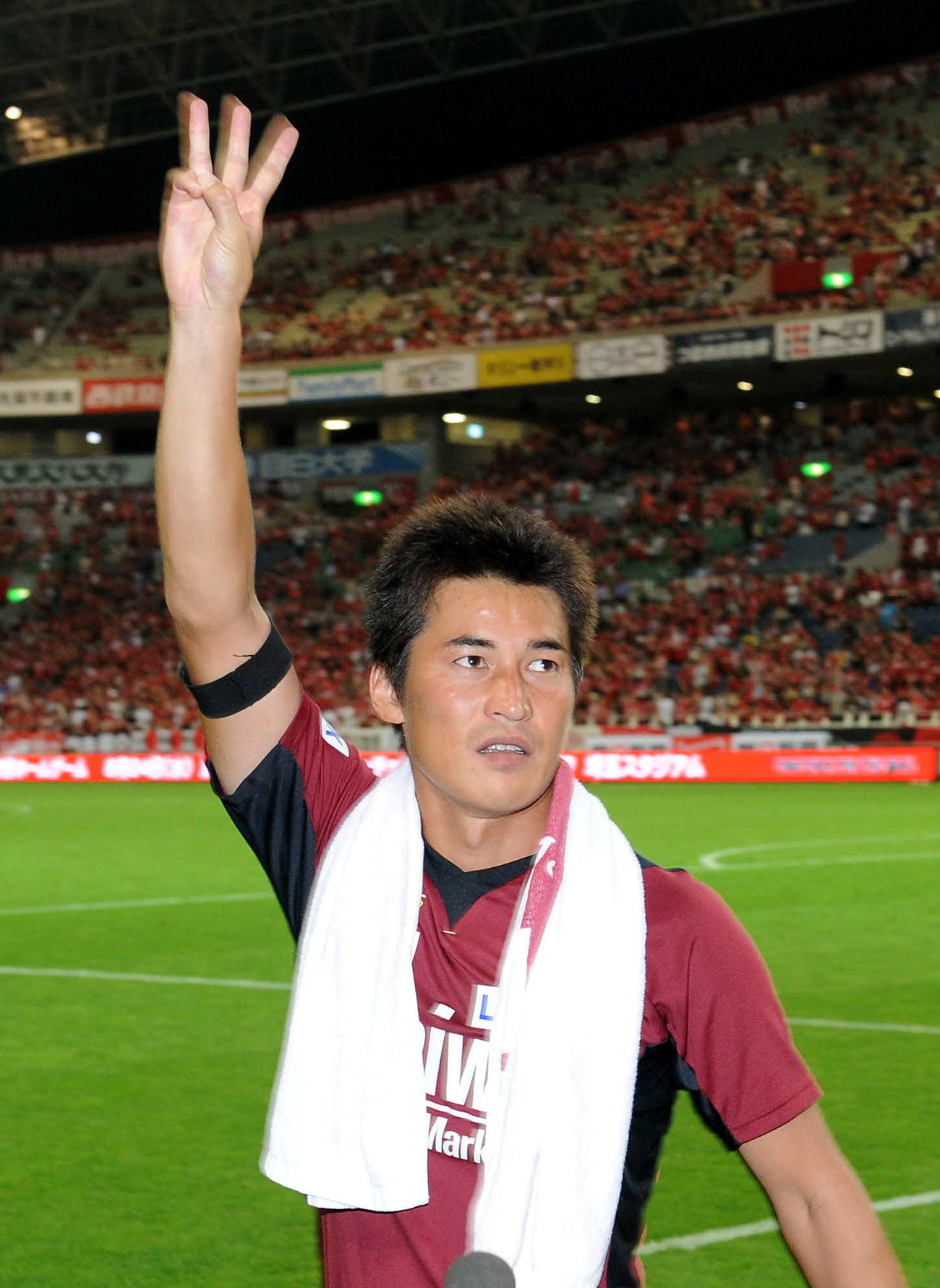 2得点の神戸FW吉田孝行は、試合後にサポーターの前で松田直樹さんの背番号3を、指で示した（2011年8月6日撮影）