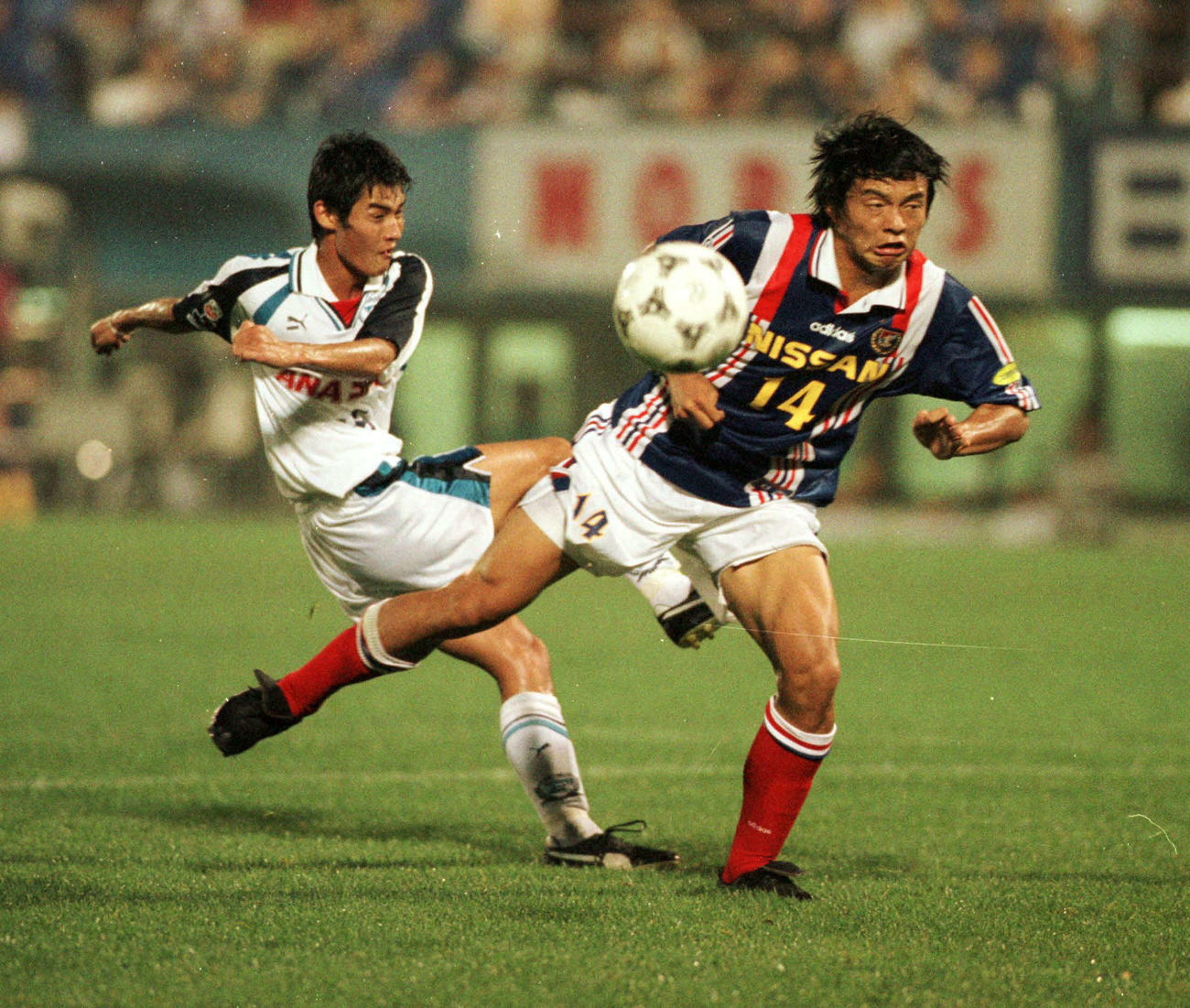 97年7月、横浜M対横浜F　横浜F吉田（左）のシュートを体を張って防ぐ横浜M松田