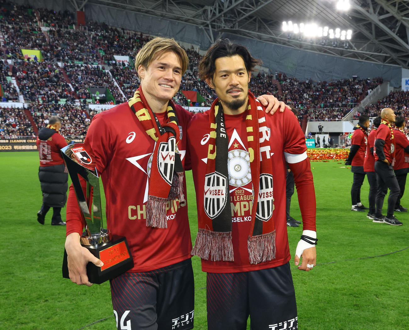 神戸対名古屋　J1王者に輝き、記念写真に納まる神戸酒井（左）と山口（撮影・藤尾明華）