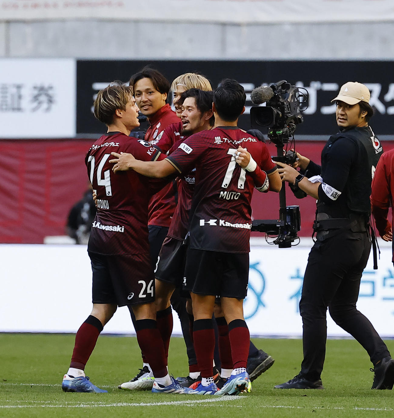 神戸対名古屋　J1王者に輝き、抱き合って喜ぶ山口ら神戸イレブン（撮影・藤尾明華）