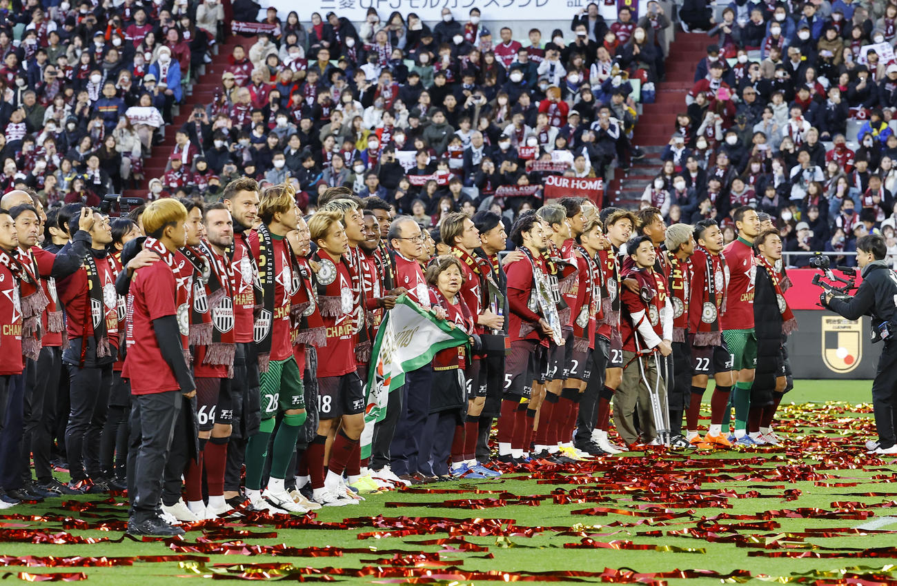 神戸対名古屋　J1王者に輝き、サポーターと神戸讃歌を歌う神戸イレブン（撮影・藤尾明華）