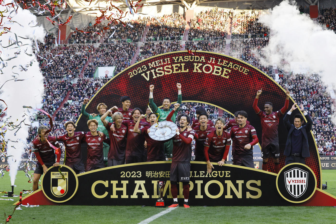 J1王者に輝き、シャーレを掲げる神戸イレブン（撮影・藤尾明華）