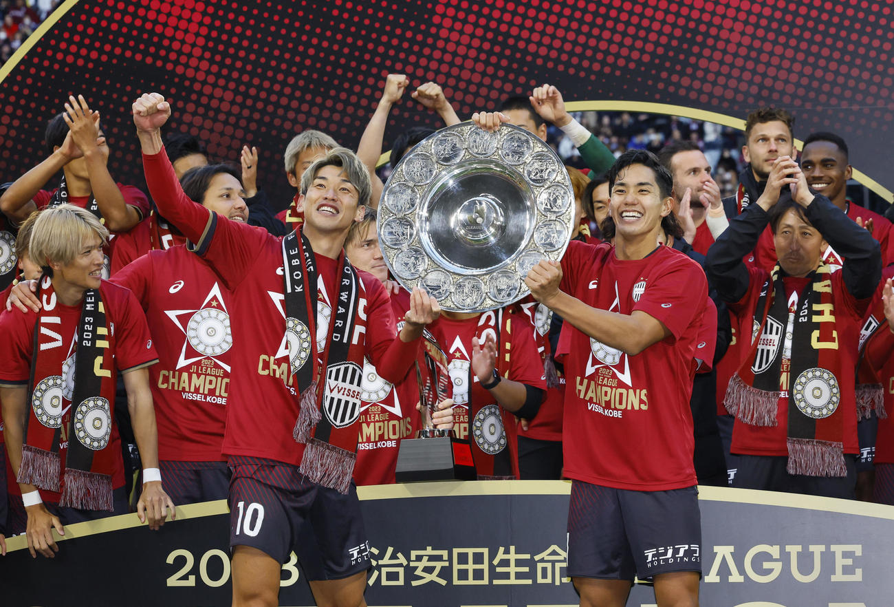 神戸対名古屋　J1王者に輝き、シャーレを掲げる神戸大迫（手前左）と武藤（撮影・藤尾明華）