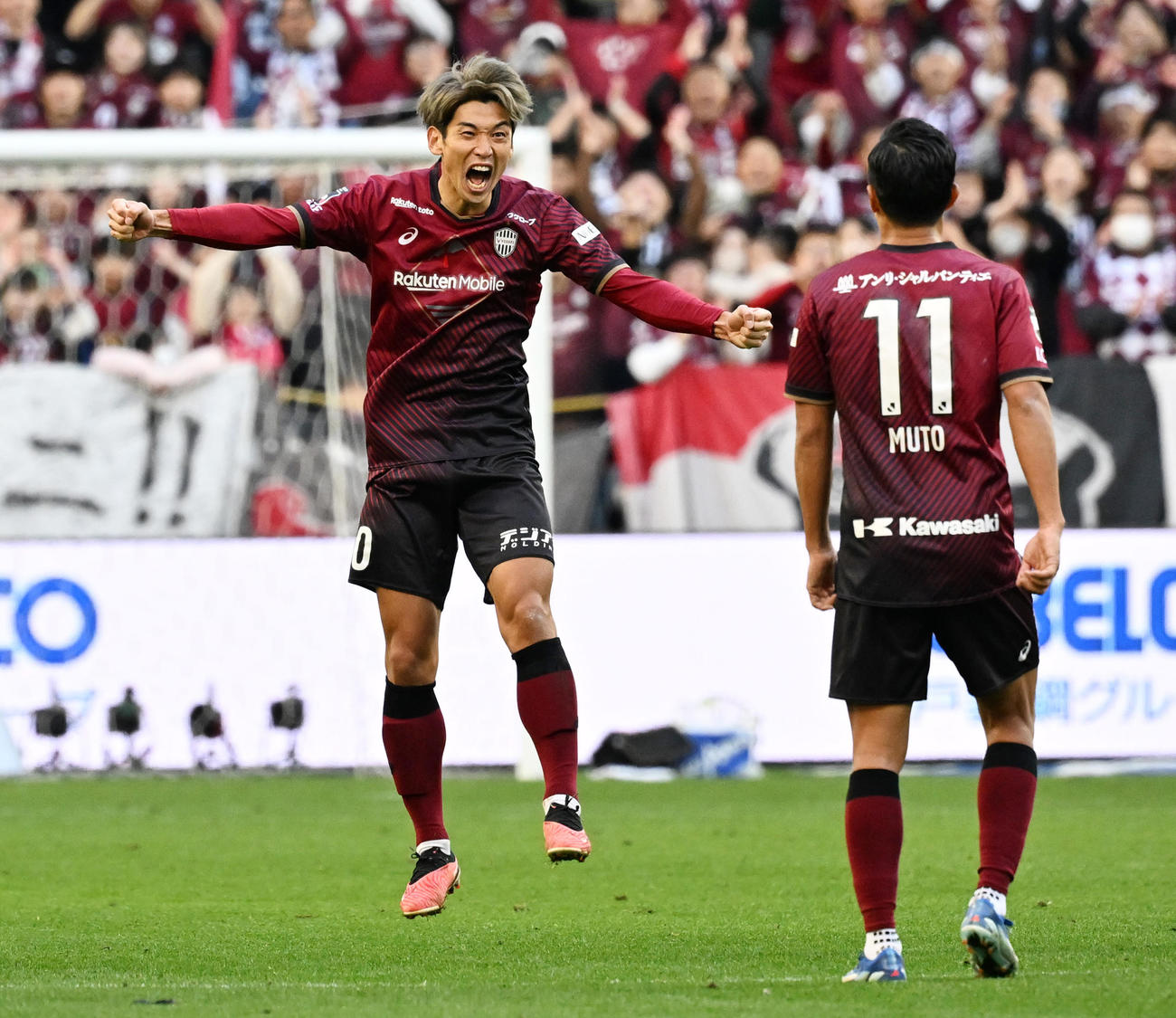 神戸対名古屋　優勝を喜ぶ神戸大迫勇也（撮影・清水貴仁）＝2023年11月25日、ノエビアスタジアム神戸