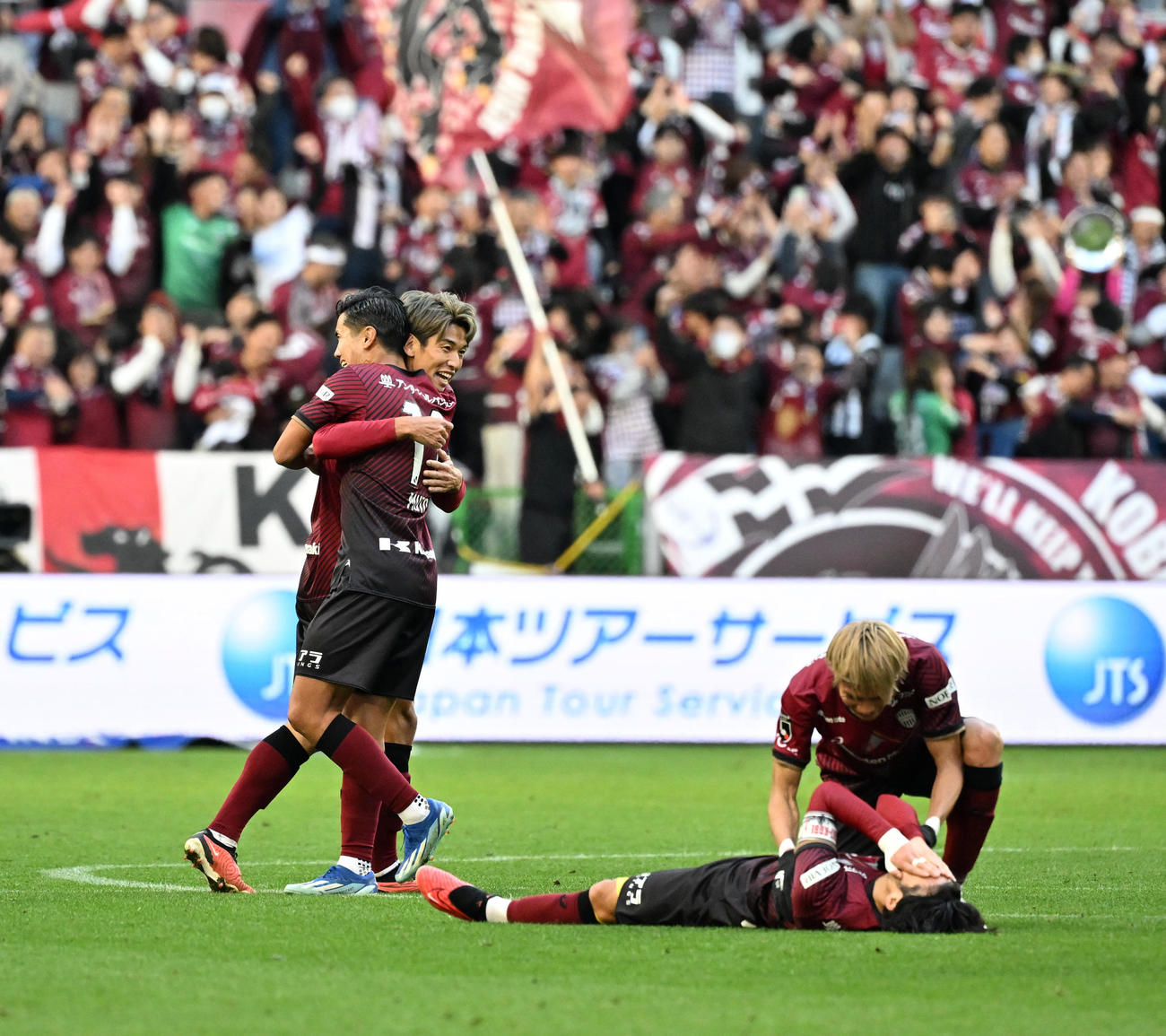 神戸対名古屋　試合終了のホイッスルが鳴り、抱き合い優勝を喜ぶ神戸大迫（左）と武藤ら神戸の選手たち（撮影・清水貴仁）