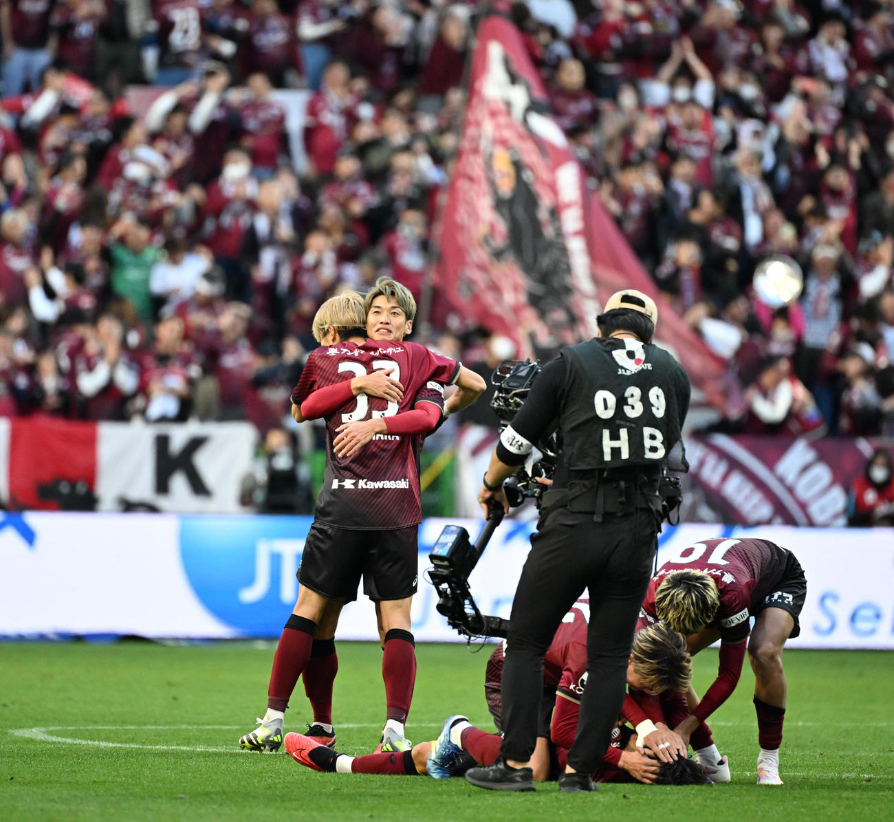 神戸対名古屋　優勝を喜ぶ神戸の選手たち（撮影・清水貴仁）＝2023年11月25日、ノエビアスタジアム神戸