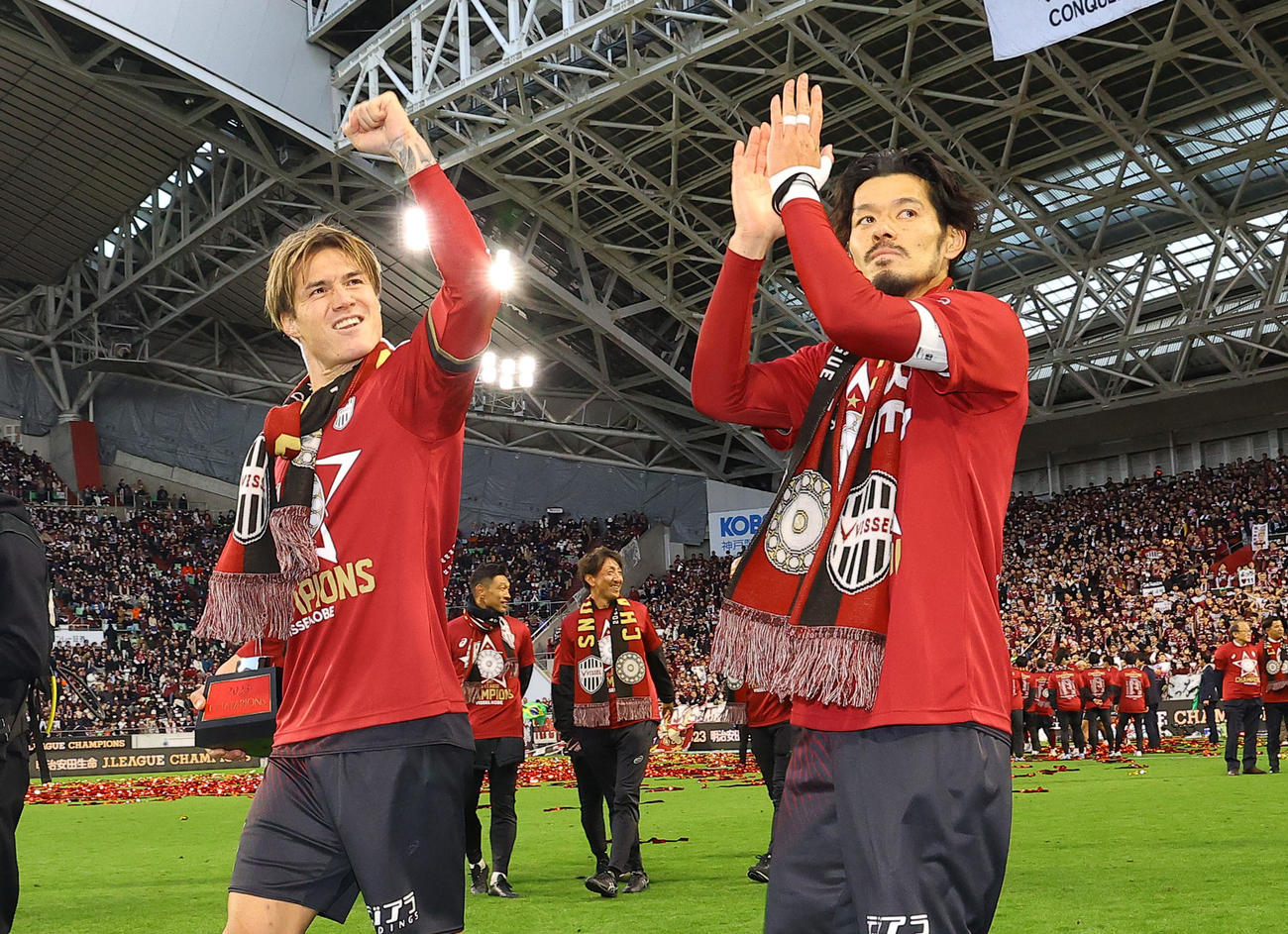 神戸対名古屋　J1王者に輝き、喜ぶ神戸酒井（左）と山口（撮影・藤尾明華）