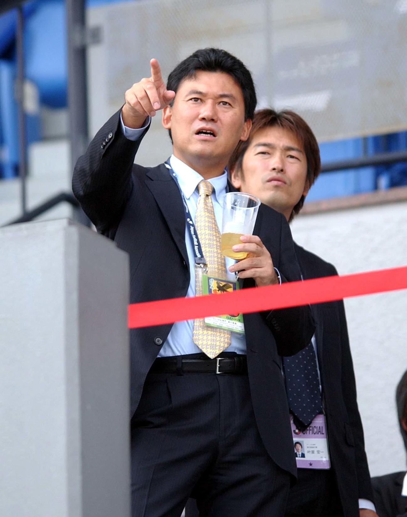04年9月、Jリーグ横浜対神戸を国立競技場で観戦する楽天三木谷浩史社長
