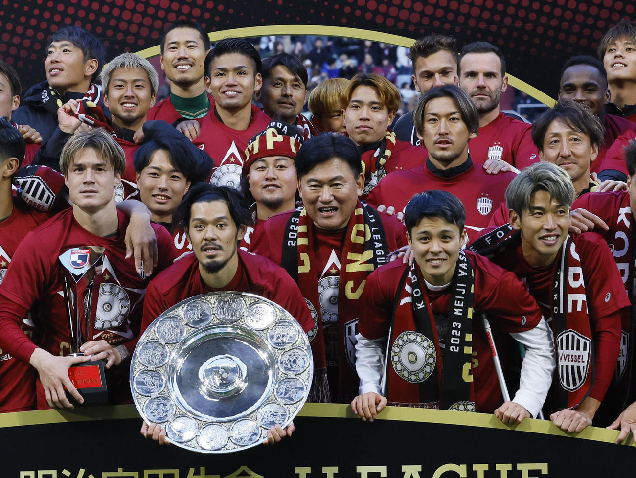 神戸対名古屋　J1王者に輝き、シャーレと記念写真に納まる三木谷会長（中央）（撮影・藤尾明華）