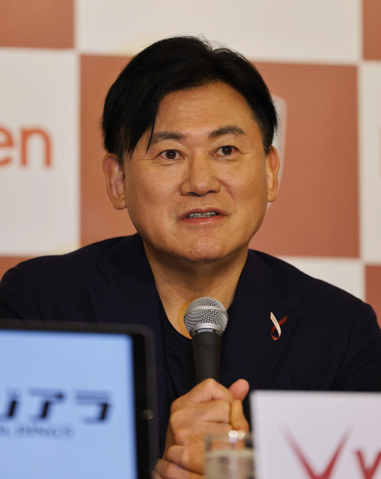 記者会見する神戸三木谷会長（撮影・藤尾明華）