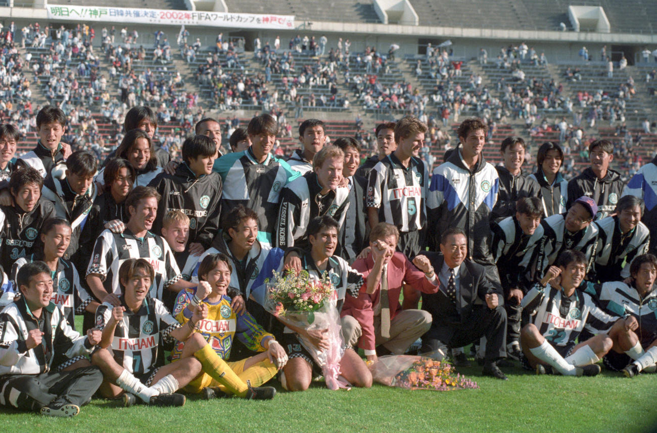 96年10月、JFL・第30節　神戸対NTT関東　Jリーグ昇格を決めて記念写真に納まるFW永島昭浩ら神戸イレブン